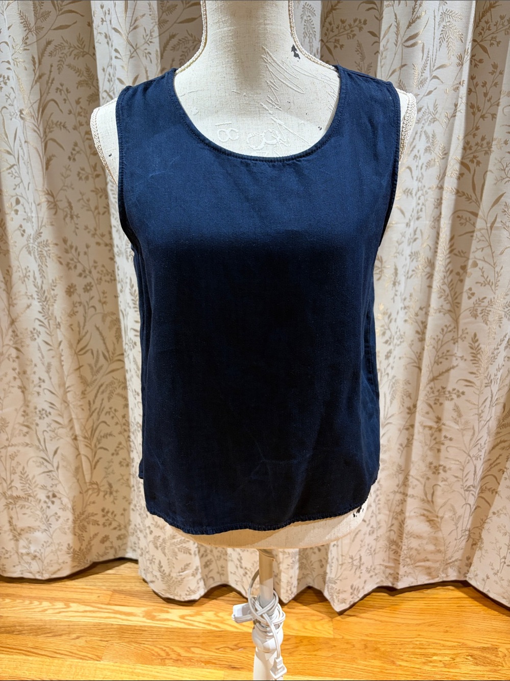 Banana Republic Classic Navy Sleeveless Women's Top size small